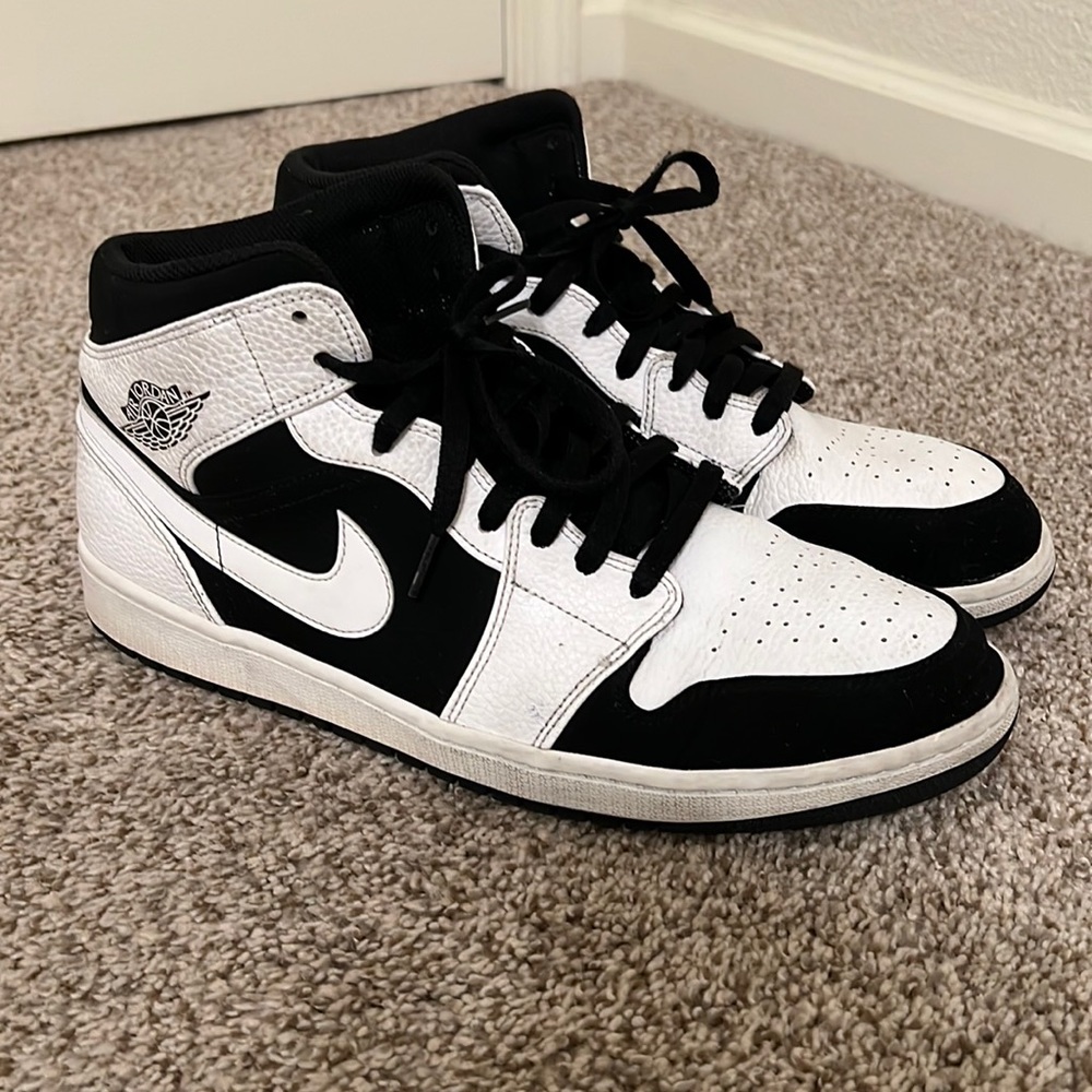 Jordan 1 Mid (White/Black)